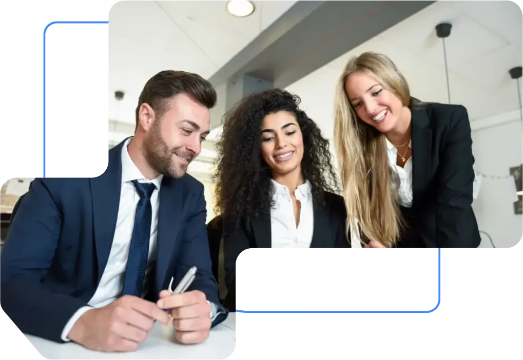 Profissionais da Rede Gess analisando resultados de uma empresa